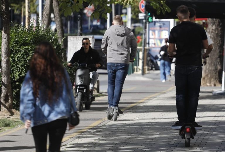 Mbi 1 mijë aksidente me monopatina, Koçiu: Po finalizohen rregullat, kufizojmë shpejtësinë